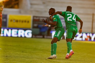 Capita Capemba ve Zie Ouattara, PKO BP Ekstraklasa maçında Radomiak Radom ve Lech Poznan (Maciej Rogowski) takımları arasında görüldü.)