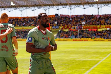 Afimico Pululu, Korona Kielce ve Jagiellonia Bialystok (Maciej Rogowski) takımları arasındaki PKO BP Ekstraklasa maçında gol attıktan sonra kutlama yaparken görüldü.)