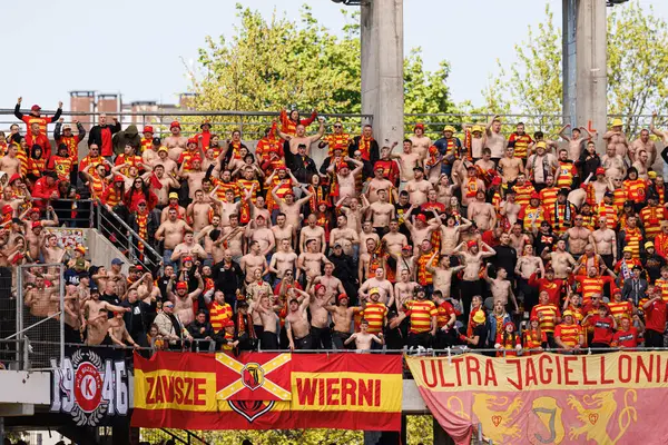 Korona Kielce ve Jagiellonia Bialystok (Maciej Rogowski) takımları arasında oynanan PKO BP Ekstraklasa maçı sırasında Jagiellonia taraftarları görülüyor)