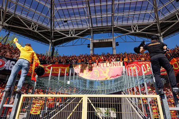 Korona Kielce ve Jagiellonia Bialystok (Maciej Rogowski) takımları arasında oynanan PKO BP Ekstraklasa maçı sırasında Jagiellonia taraftarları görülüyor)