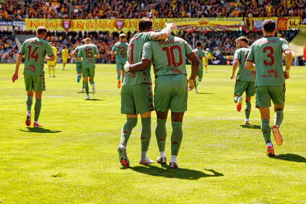 Afimico Pululu, Korona Kielce ve Jagiellonia Bialystok (Maciej Rogowski) takımları arasındaki PKO BP Ekstraklasa maçında gol attıktan sonra kutlama yaparken görüldü.)