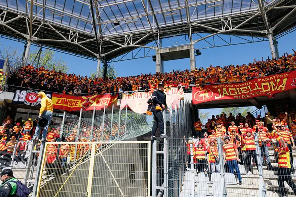 Korona Kielce ve Jagiellonia Bialystok (Maciej Rogowski) takımları arasında oynanan PKO BP Ekstraklasa maçı sırasında Jagiellonia taraftarları görülüyor)