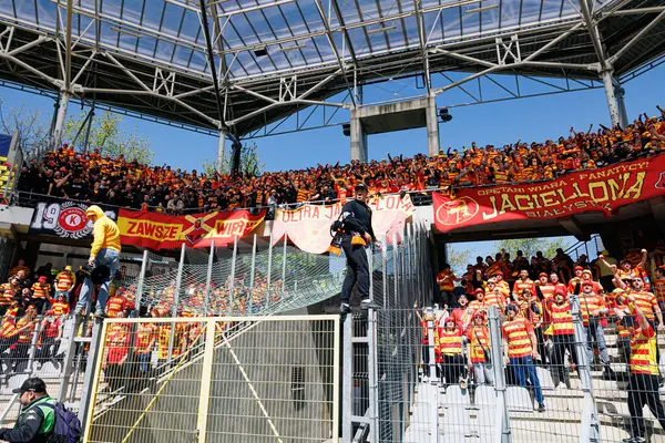 Korona Kielce ve Jagiellonia Bialystok (Maciej Rogowski) takımları arasında oynanan PKO BP Ekstraklasa maçı sırasında Jagiellonia taraftarları görülüyor)