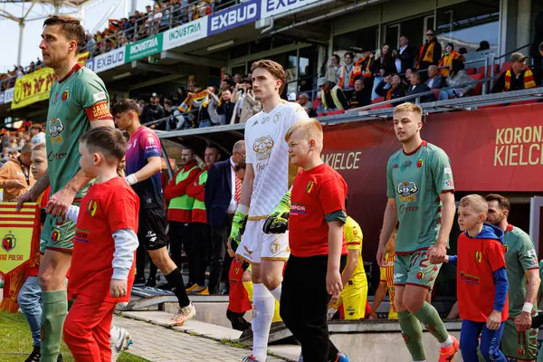 Slawomir Abramowicz, Korona Kielce ve Jagiellonia Bialystok (Maciej Rogowski) takımları arasındaki PKO BP Ekstraklasa maçında görüldü.)