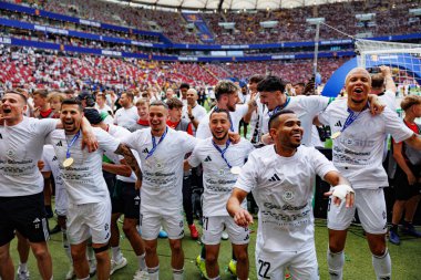 Legia oyuncuları, Legia Warszawa ve Pogon Szczecin (Maciej Rogowski) takımları arasında 2025 Polonya Kupası finalinde kutlama yaparken görüldü.)