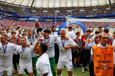 Legia oyuncuları, Legia Warszawa ve Pogon Szczecin (Maciej Rogowski) takımları arasında 2025 Polonya Kupası finalinde kutlama yaparken görüldü.)