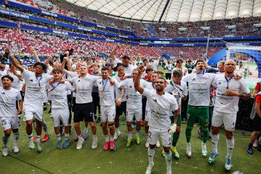 Legia oyuncuları, Legia Warszawa ve Pogon Szczecin (Maciej Rogowski) takımları arasında 2025 Polonya Kupası finalinde kutlama yaparken görüldü.)