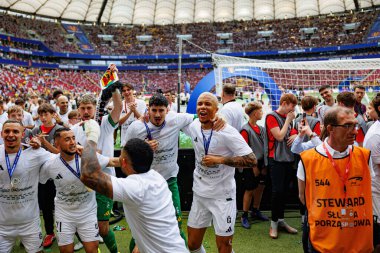 Legia oyuncuları, Legia Warszawa ve Pogon Szczecin (Maciej Rogowski) takımları arasında 2025 Polonya Kupası finalinde kutlama yaparken görüldü.)