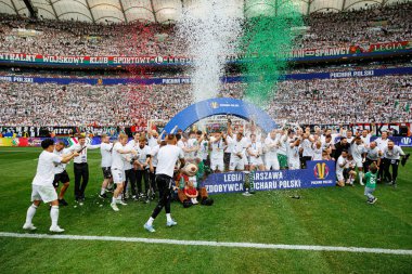 Legia oyuncuları, Legia Warszawa ve Pogon Szczecin (Maciej Rogowski) takımları arasında oynanan 2025 Polonya Kupası finalini kazandıktan sonra kutlama yaparken görüldü.)