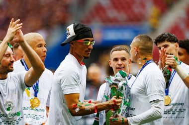 Marcel Mendes Dudzinski ve Artur Jedrzejczyk, 2025 Polonya Kupası finalinde Legia Warszawa ve Pogon Szczecin (Maciej Rogowski) takımları arasında görüldü.)