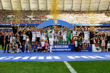 Legia oyuncuları, Legia Warszawa ve Pogon Szczecin (Maciej Rogowski) takımları arasında oynanan 2025 Polonya Kupası finalini kazandıktan sonra kutlama yaparken görüldü.)