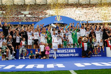 Legia oyuncuları, Legia Warszawa ve Pogon Szczecin (Maciej Rogowski) takımları arasında oynanan 2025 Polonya Kupası finalini kazandıktan sonra kutlama yaparken görüldü.)
