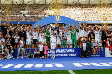 Legia oyuncuları, Legia Warszawa ve Pogon Szczecin (Maciej Rogowski) takımları arasında oynanan 2025 Polonya Kupası finalini kazandıktan sonra kutlama yaparken görüldü.)