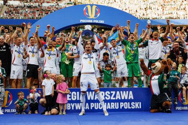 Legia oyuncuları, Legia Warszawa ve Pogon Szczecin (Maciej Rogowski) takımları arasında oynanan 2025 Polonya Kupası finalini kazandıktan sonra kutlama yaparken görüldü.)
