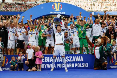 Legia oyuncuları, Legia Warszawa ve Pogon Szczecin (Maciej Rogowski) takımları arasında oynanan 2025 Polonya Kupası finalini kazandıktan sonra kutlama yaparken görüldü.)