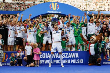 Legia oyuncuları, Legia Warszawa ve Pogon Szczecin (Maciej Rogowski) takımları arasında oynanan 2025 Polonya Kupası finalini kazandıktan sonra kutlama yaparken görüldü.)