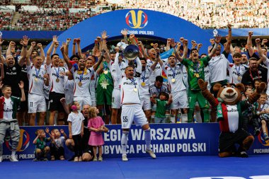 Legia oyuncuları, Legia Warszawa ve Pogon Szczecin (Maciej Rogowski) takımları arasında oynanan 2025 Polonya Kupası finalini kazandıktan sonra kutlama yaparken görüldü.)