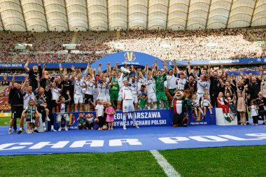 Legia oyuncuları, Legia Warszawa ve Pogon Szczecin (Maciej Rogowski) takımları arasında oynanan 2025 Polonya Kupası finalini kazandıktan sonra kutlama yaparken görüldü.)