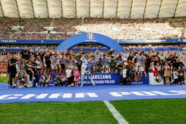 Legia oyuncuları, Legia Warszawa ve Pogon Szczecin (Maciej Rogowski) takımları arasında oynanan 2025 Polonya Kupası finalini kazandıktan sonra kutlama yaparken görüldü.)