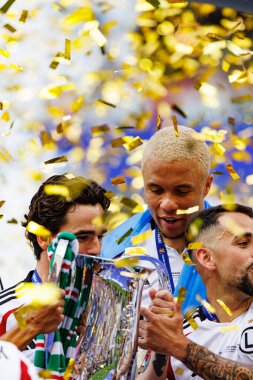 Steve Kapuadi, Legia Warszawa ve Pogon Szczecin (Maciej Rogowski) takımları arasında 2025 Polonya Kupası finalinde görüldü.)