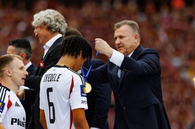 Maximillian Oyedele ve Cezary Kulesza 2025 Polonya Kupası finalinde Legia Warszawa ve Pogon Szczecin (Maciej Rogowski) takımları arasında görüldü.)