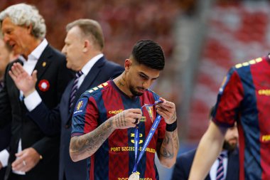 Leo Borges, Legia Warszawa ve Pogon Szczecin (Maciej Rogowski) takımları arasında 2025 Polonya Kupası finalinde görüldü.)