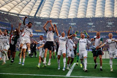 Legia oyuncuları, Legia Warszawa ve Pogon Szczecin (Maciej Rogowski) takımları arasında 2025 Polonya Kupası finalinde kutlama yaparken görüldü.)