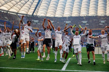 Legia oyuncuları, Legia Warszawa ve Pogon Szczecin (Maciej Rogowski) takımları arasında 2025 Polonya Kupası finalinde kutlama yaparken görüldü.)