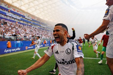 Juergen Elitim, Polonya Kupası 2025 final maçında Legia Warszawa ve Pogon Szczecin (Maciej Rogowski) takımları arasında gol üstüne gol atarken görüldü.)