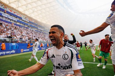 Juergen Elitim, Polonya Kupası 2025 final maçında Legia Warszawa ve Pogon Szczecin (Maciej Rogowski) takımları arasında gol üstüne gol atarken görüldü.)