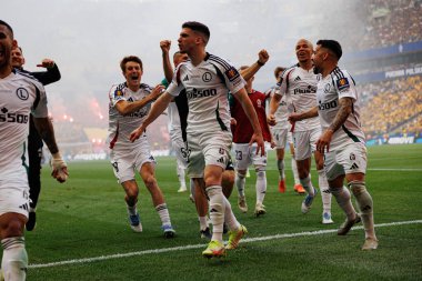 Legia oyuncuları Ruben Vinagre 'den 2025 Polonya Kupası finalinde Legia Warszawa ve Pogon Szczecin (Maciej Rogowski) takımları arasında gol üstüne gol atarken görüldü.)