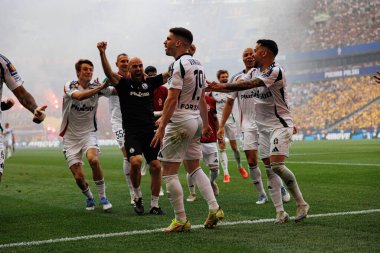 Legia oyuncuları Ruben Vinagre 'den 2025 Polonya Kupası finalinde Legia Warszawa ve Pogon Szczecin (Maciej Rogowski) takımları arasında gol üstüne gol atarken görüldü.)