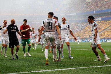 Legia oyuncuları Ruben Vinagre 'den 2025 Polonya Kupası finalinde Legia Warszawa ve Pogon Szczecin (Maciej Rogowski) takımları arasında gol üstüne gol atarken görüldü.)