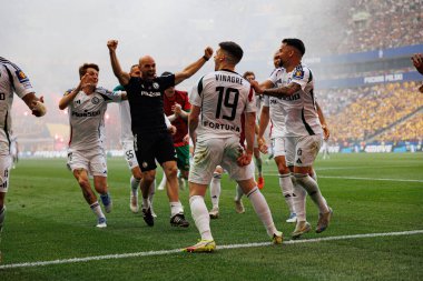 Legia oyuncuları Ruben Vinagre 'den 2025 Polonya Kupası finalinde Legia Warszawa ve Pogon Szczecin (Maciej Rogowski) takımları arasında gol üstüne gol atarken görüldü.)