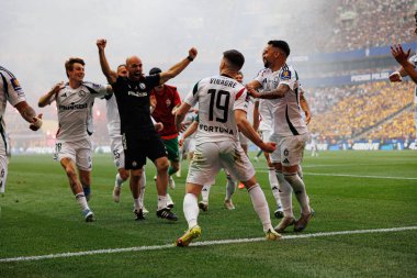 Legia oyuncuları Ruben Vinagre 'den 2025 Polonya Kupası finalinde Legia Warszawa ve Pogon Szczecin (Maciej Rogowski) takımları arasında gol üstüne gol atarken görüldü.)