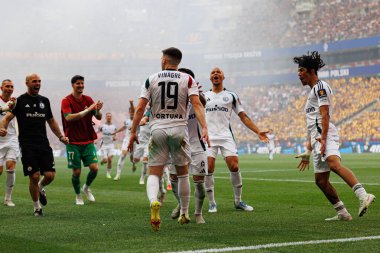 Legia oyuncuları Ruben Vinagre 'den 2025 Polonya Kupası finalinde Legia Warszawa ve Pogon Szczecin (Maciej Rogowski) takımları arasında gol üstüne gol atarken görüldü.)