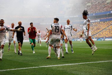 Legia oyuncuları Ruben Vinagre 'den 2025 Polonya Kupası finalinde Legia Warszawa ve Pogon Szczecin (Maciej Rogowski) takımları arasında gol üstüne gol atarken görüldü.)