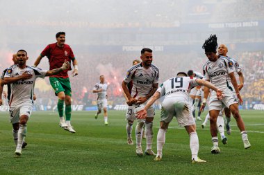 Legia oyuncuları Ruben Vinagre 'den 2025 Polonya Kupası finalinde Legia Warszawa ve Pogon Szczecin (Maciej Rogowski) takımları arasında gol üstüne gol atarken görüldü.)