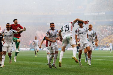 Legia oyuncuları Ruben Vinagre 'den 2025 Polonya Kupası finalinde Legia Warszawa ve Pogon Szczecin (Maciej Rogowski) takımları arasında gol üstüne gol atarken görüldü.)