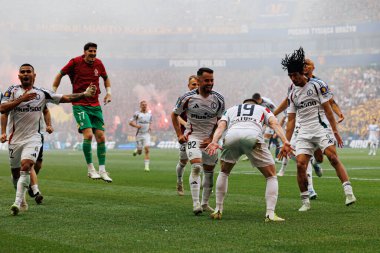 Legia oyuncuları Ruben Vinagre 'den 2025 Polonya Kupası finalinde Legia Warszawa ve Pogon Szczecin (Maciej Rogowski) takımları arasında gol üstüne gol atarken görüldü.)