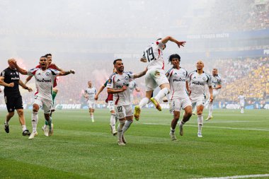 Legia oyuncuları Ruben Vinagre 'den 2025 Polonya Kupası finalinde Legia Warszawa ve Pogon Szczecin (Maciej Rogowski) takımları arasında gol üstüne gol atarken görüldü.)