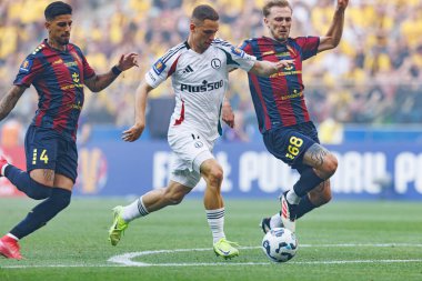 Leo Borges, Kacper Chodyna ve Danijel Loncar 2025 Polonya Kupası finalinde Legia Warszawa ve Pogon Szczecin (Maciej Rogowski) takımları arasında görüldü.)