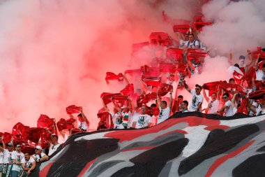 Legia taraftarları 2025 Polonya Kupası finalinde Legia Warszawa ve Pogon Szczecin (Maciej Rogowski) takımları arasında görüldü.)