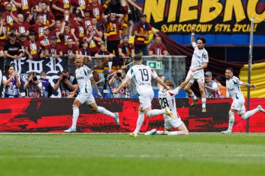 Legia oyuncuları, Legia Warszawa ve Pogon Szczecin (Maciej Rogowski) takımları arasında oynanan 2025 Polonya Kupası final maçında Steve Kapuadi 'den gol üstüne gol atarken görüldü.)