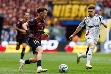 Adrian Przyborek, Legia Warszawa ve Pogon Szczecin (Maciej Rogowski) takımları arasında 2025 Polonya Kupası finalinde görüldü.)