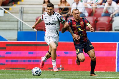 Pawel Wszolek ve Kamil Grosicki 2025 Polonya Kupası finalinde Legia Warszawa ve Pogon Szczecin (Maciej Rogowski) takımları arasında görüldü.)