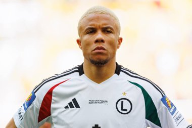 Steve Kapuadi, Legia Warszawa ve Pogon Szczecin (Maciej Rogowski) takımları arasında 2025 Polonya Kupası finalinde görüldü.)