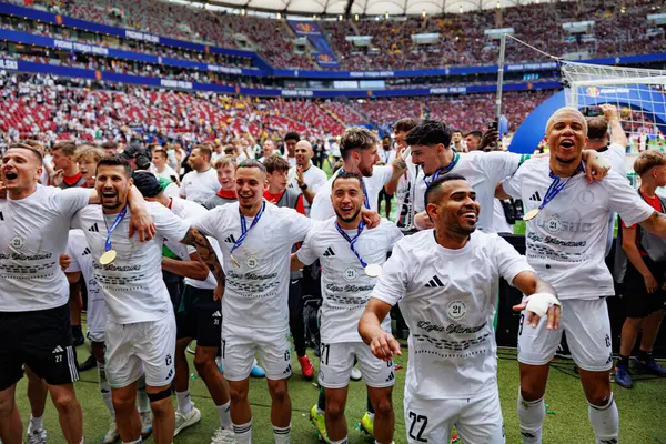 Legia oyuncuları, Legia Warszawa ve Pogon Szczecin (Maciej Rogowski) takımları arasında 2025 Polonya Kupası finalinde kutlama yaparken görüldü.)