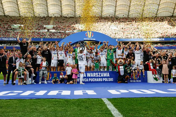 Legia oyuncuları, Legia Warszawa ve Pogon Szczecin (Maciej Rogowski) takımları arasında oynanan 2025 Polonya Kupası finalini kazandıktan sonra kutlama yaparken görüldü.)