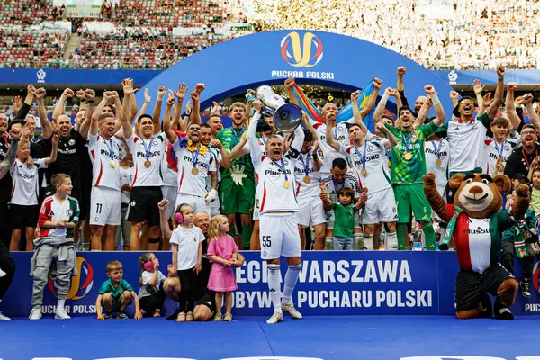 Legia oyuncuları, Legia Warszawa ve Pogon Szczecin (Maciej Rogowski) takımları arasında oynanan 2025 Polonya Kupası finalini kazandıktan sonra kutlama yaparken görüldü.)